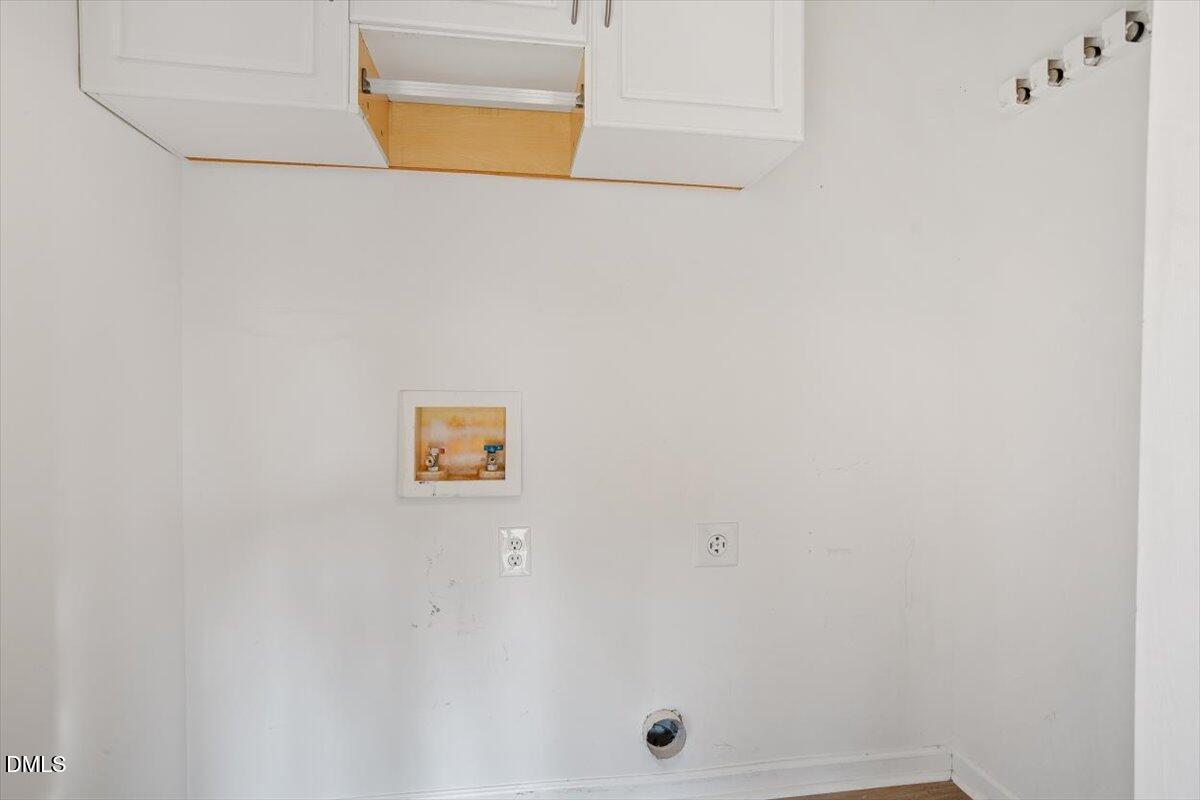 1084 McLemore Road Clayton, NC 27520 - Photo 20 of 34 a bathroom with a shower