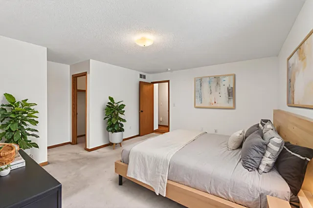 $240,000 | 2074 Parkway Avenue, Shakopee, MN 55379