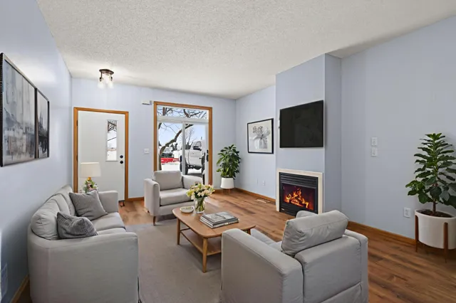 $240,000 | 2074 Parkway Avenue, Shakopee, MN 55379