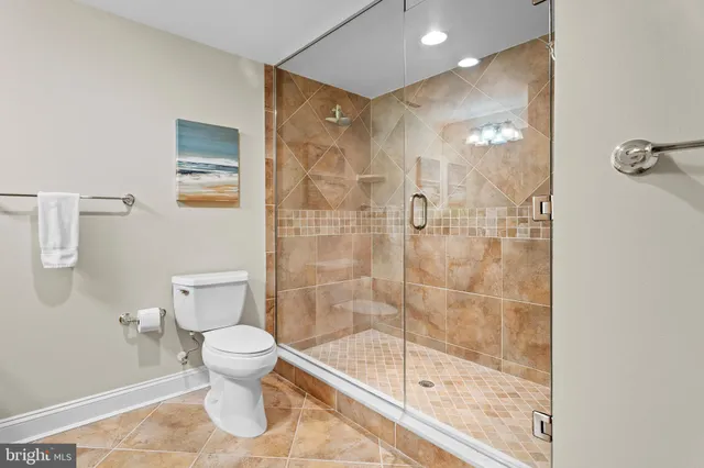 a en suite bathroom with a shower