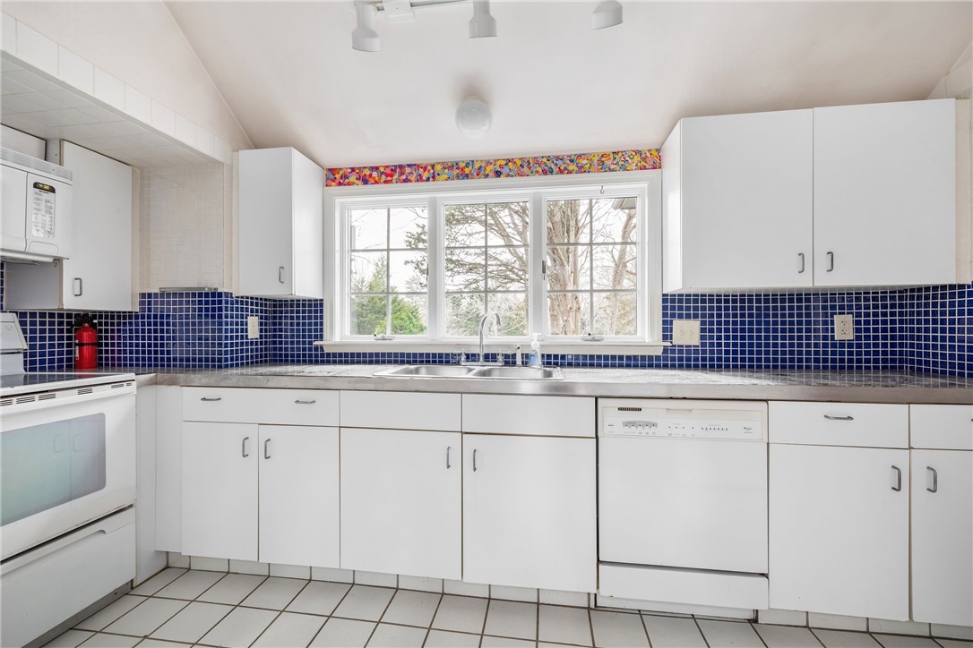 670 Boston Neck Road Narragansett, RI 02882 - Photo 11 of 44 Main Residence