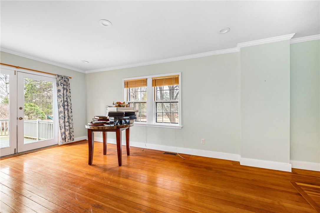 670 Boston Neck Road Narragansett, RI 02882 - Photo 8 of 44 Main Residence