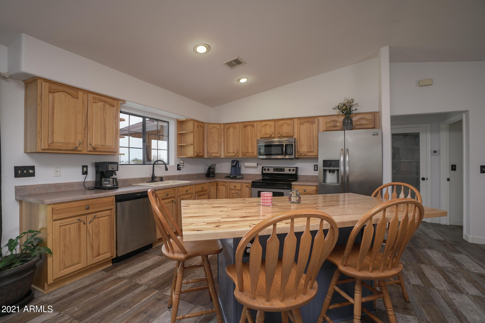 13702 North Hexcel Road Florence, AZ 85132 - Photo 12 of 44 Kitchen/Eat in Area