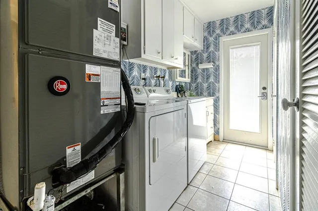 a view of entryway and hall