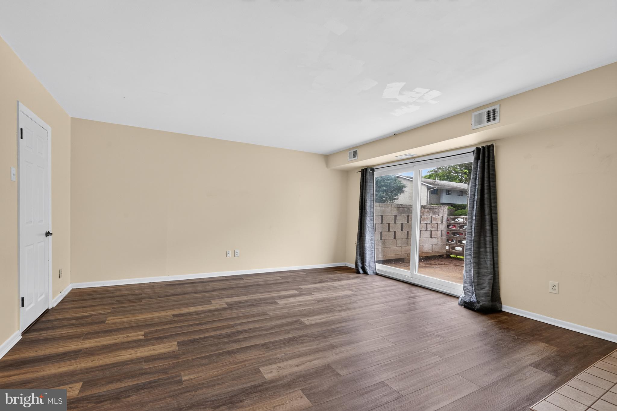 1518 Manley Road, Unit B33 West Chester, PA 19382 - Photo 7 of 34 Living Room