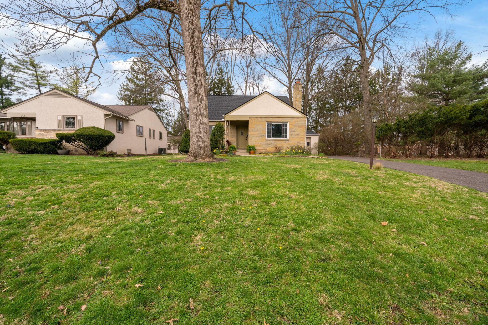 141 North Harding Road Columbus, OH 43209 - Photo 5 of 61 FRONT YARD