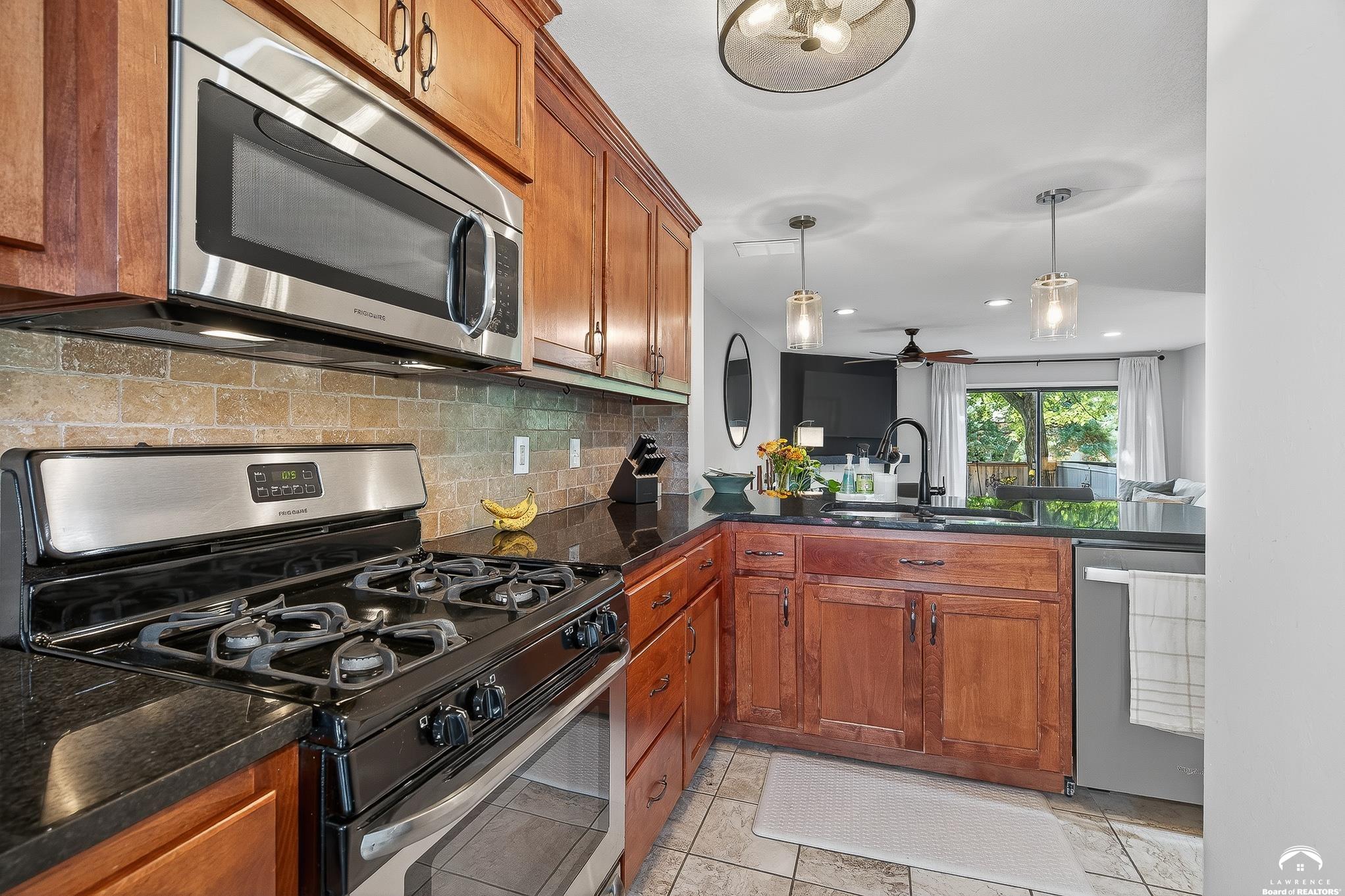 8277 Monrovia Street Lenexa, KS 66215 - Photo 6 of 38