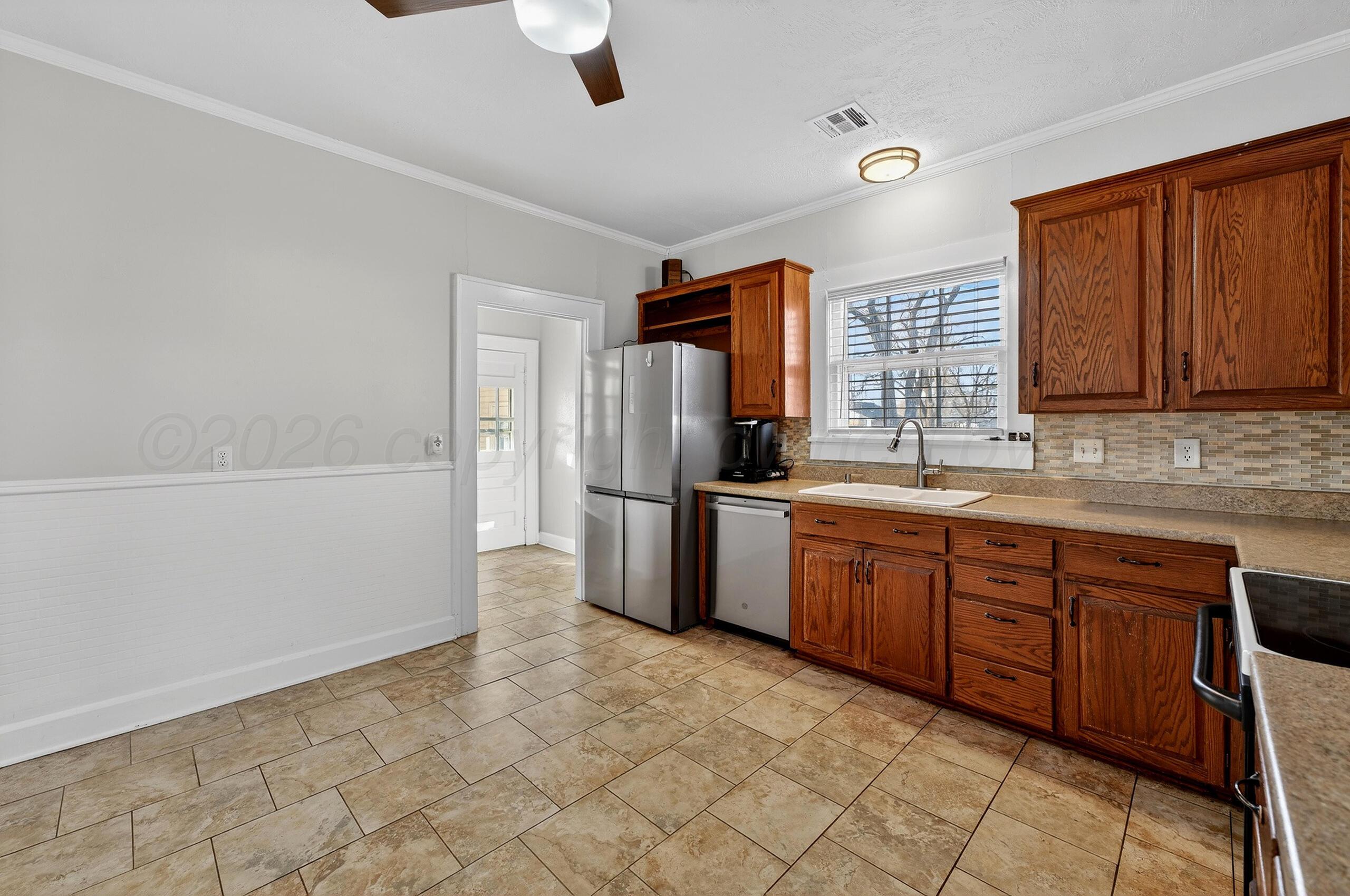 300 North Vine Street Claude, TX 79019 - Photo 16 of 56 016_Kitchen