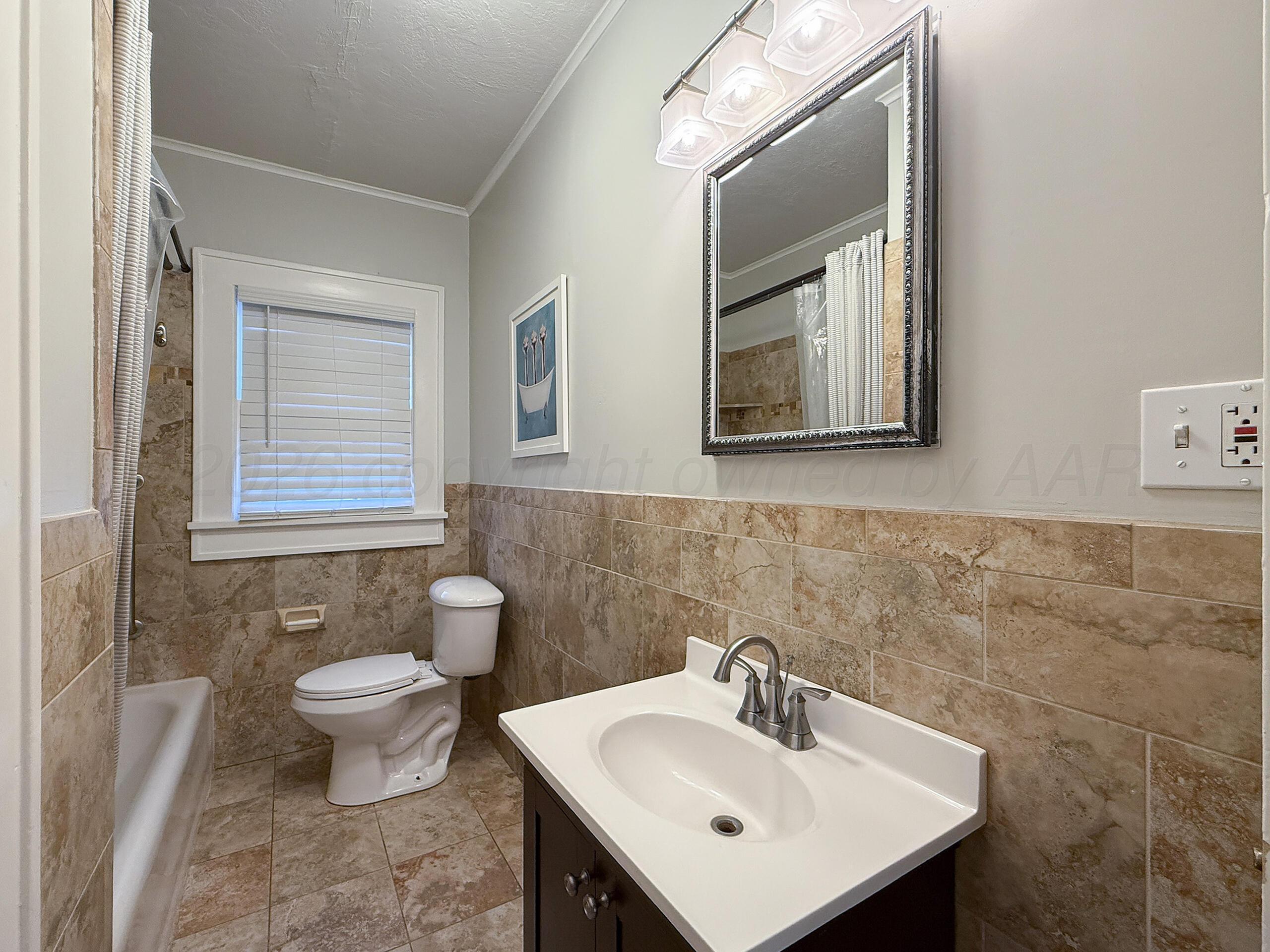 300 North Vine Street Claude, TX 79019 - Photo 33 of 56 033_Main Bath