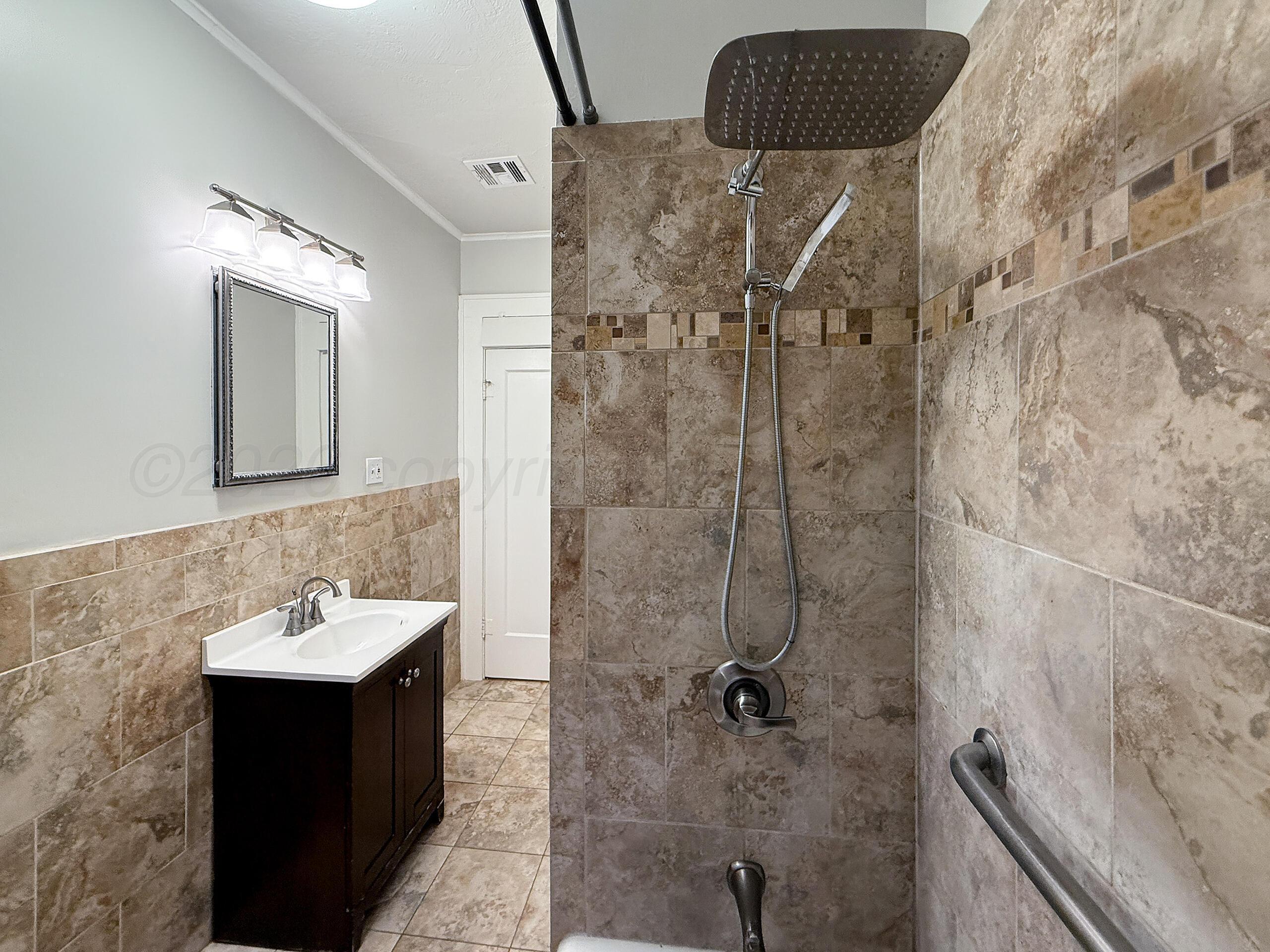 300 North Vine Street Claude, TX 79019 - Photo 36 of 56 036_Main Bath-4