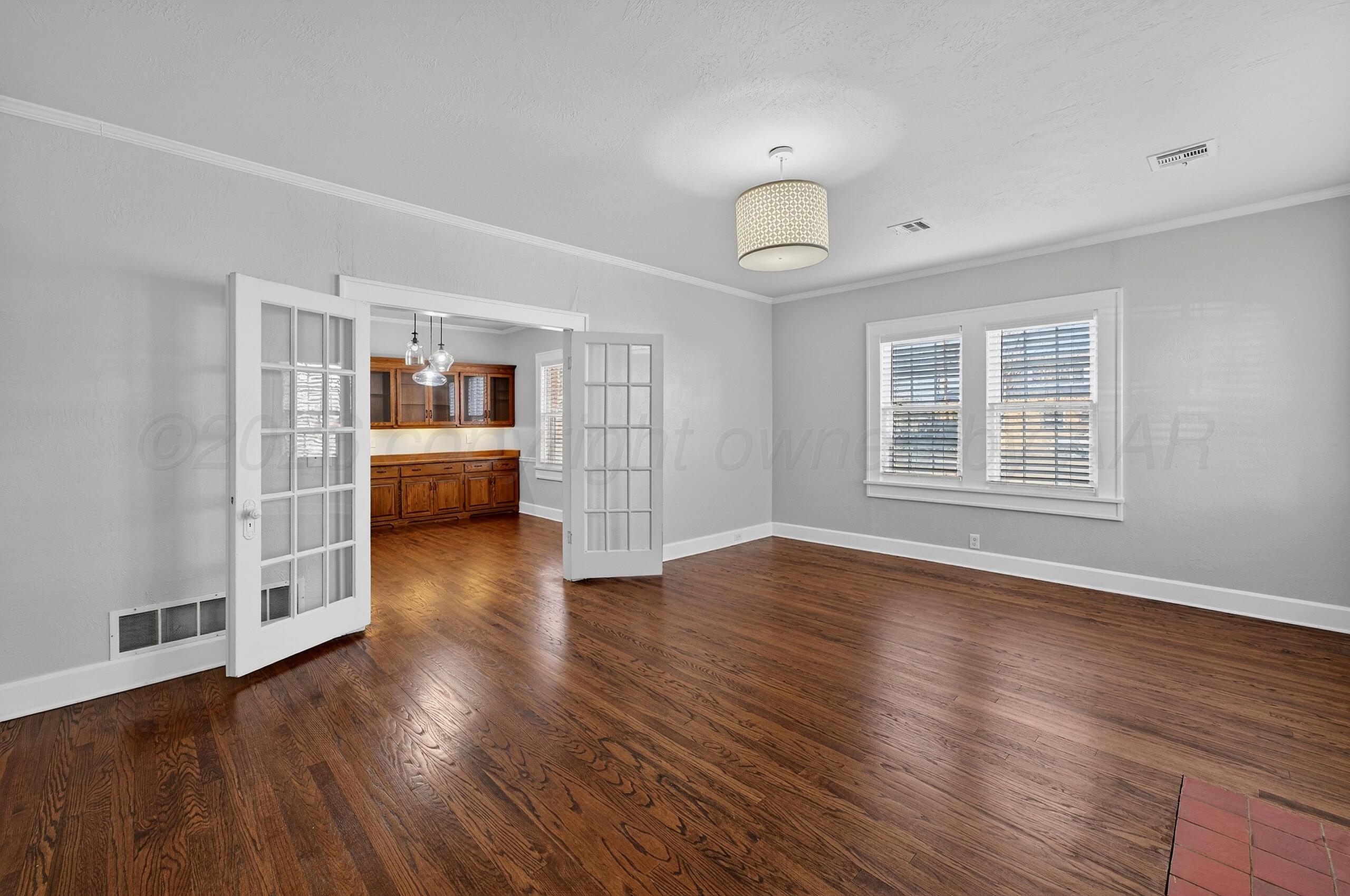 300 North Vine Street Claude, TX 79019 - Photo 9 of 56 009_Living