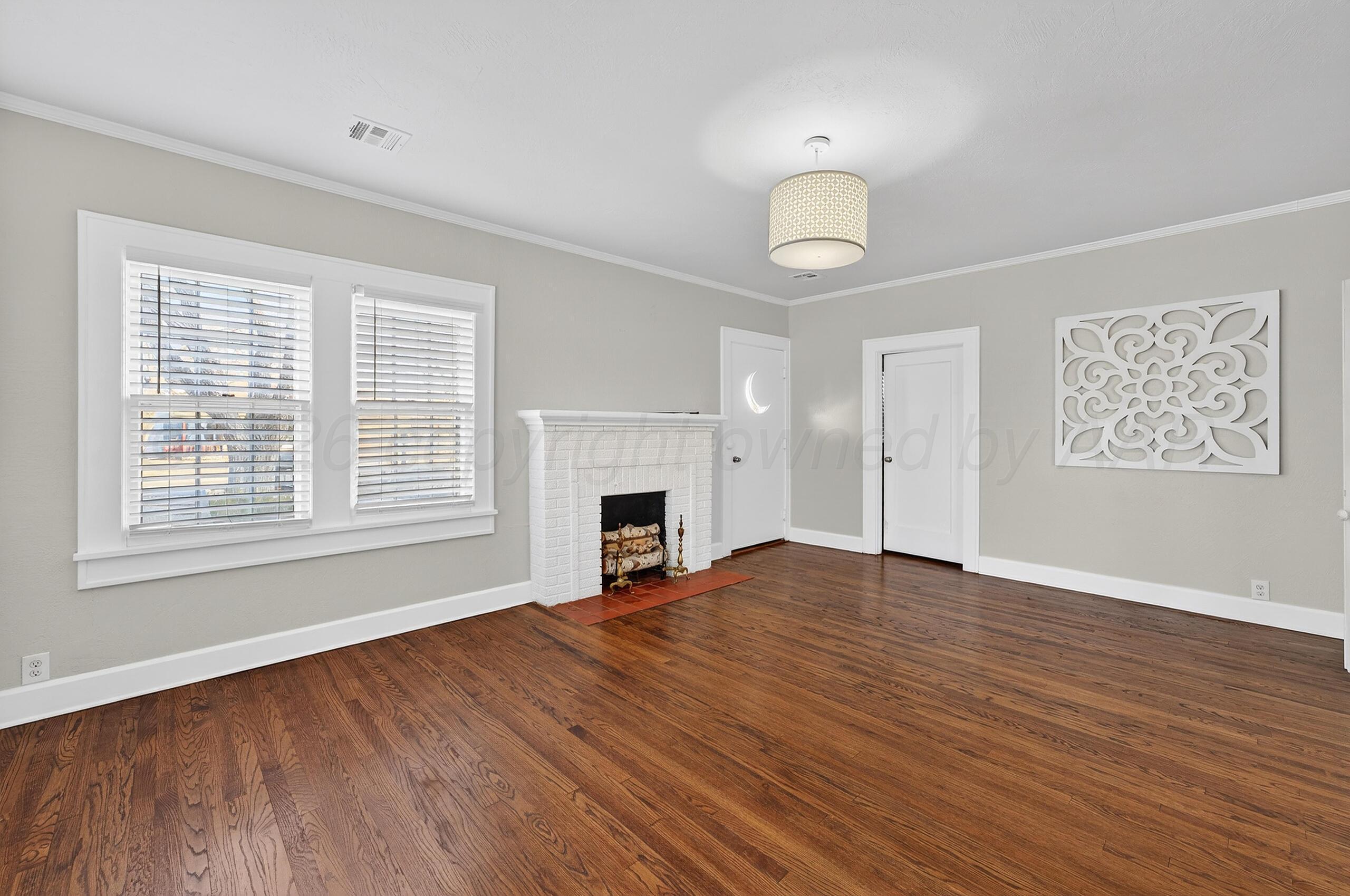 300 North Vine Street Claude, TX 79019 - Photo 10 of 56 010_Living-2