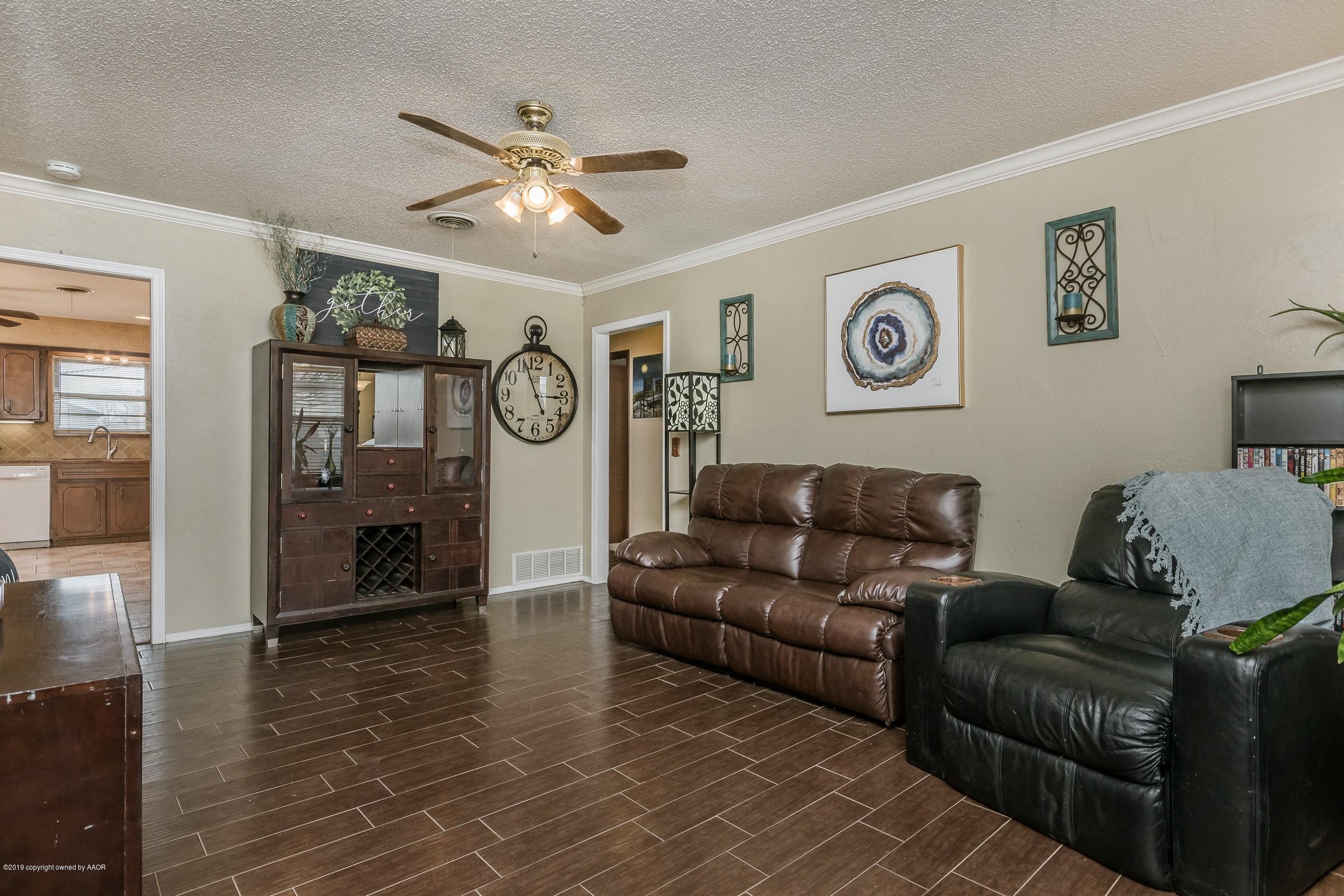 4435 South Travis Street Amarillo, TX 79110 - Photo 3 of 14 002_Living Room
