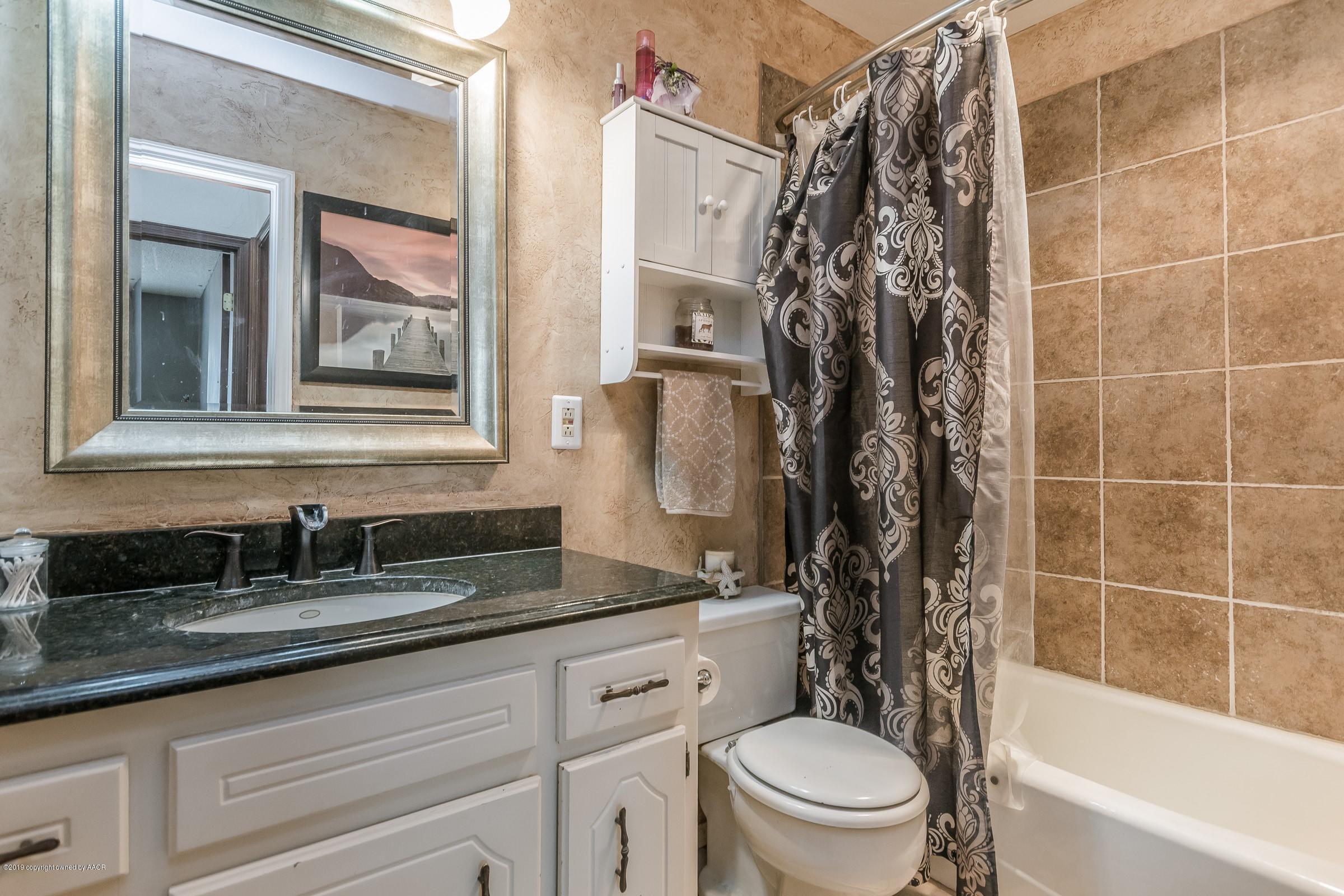 4435 South Travis Street Amarillo, TX 79110 - Photo 10 of 14 011_Hall Bathroom