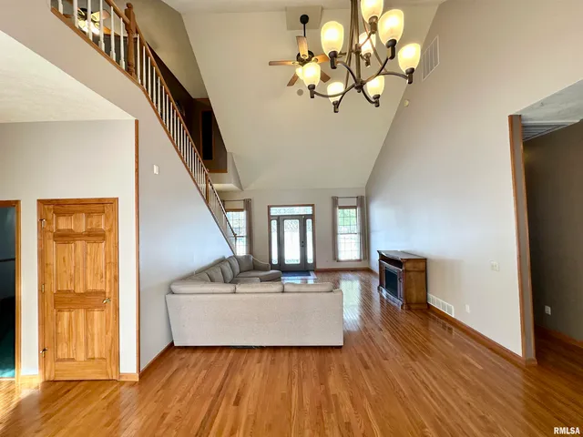 $348,000 | 1 Valevue Acres Drive, Jacksonville, IL 62650