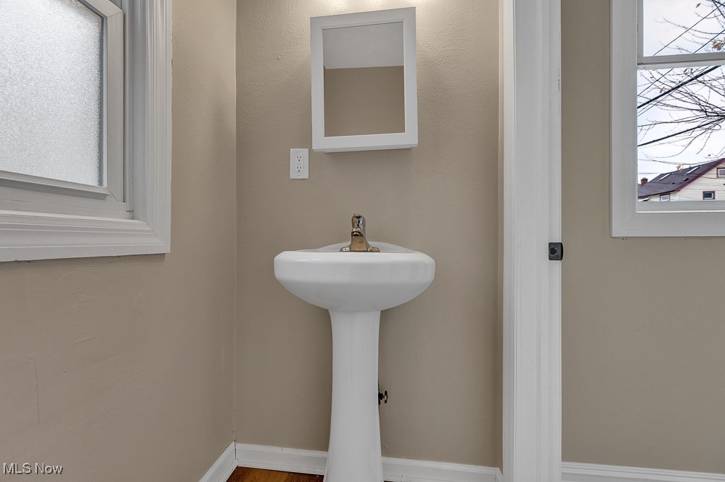 2127 Rossmoor Road Cleveland Heights, OH 44118 - Photo 9 of 21 Bathroom with baseboards