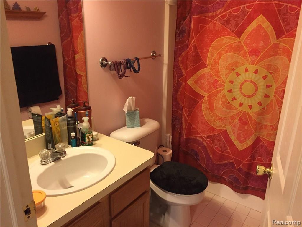 46070 Reedgrass Lane Belleville, MI 48111 - Photo 15 of 17 full bath.jpg