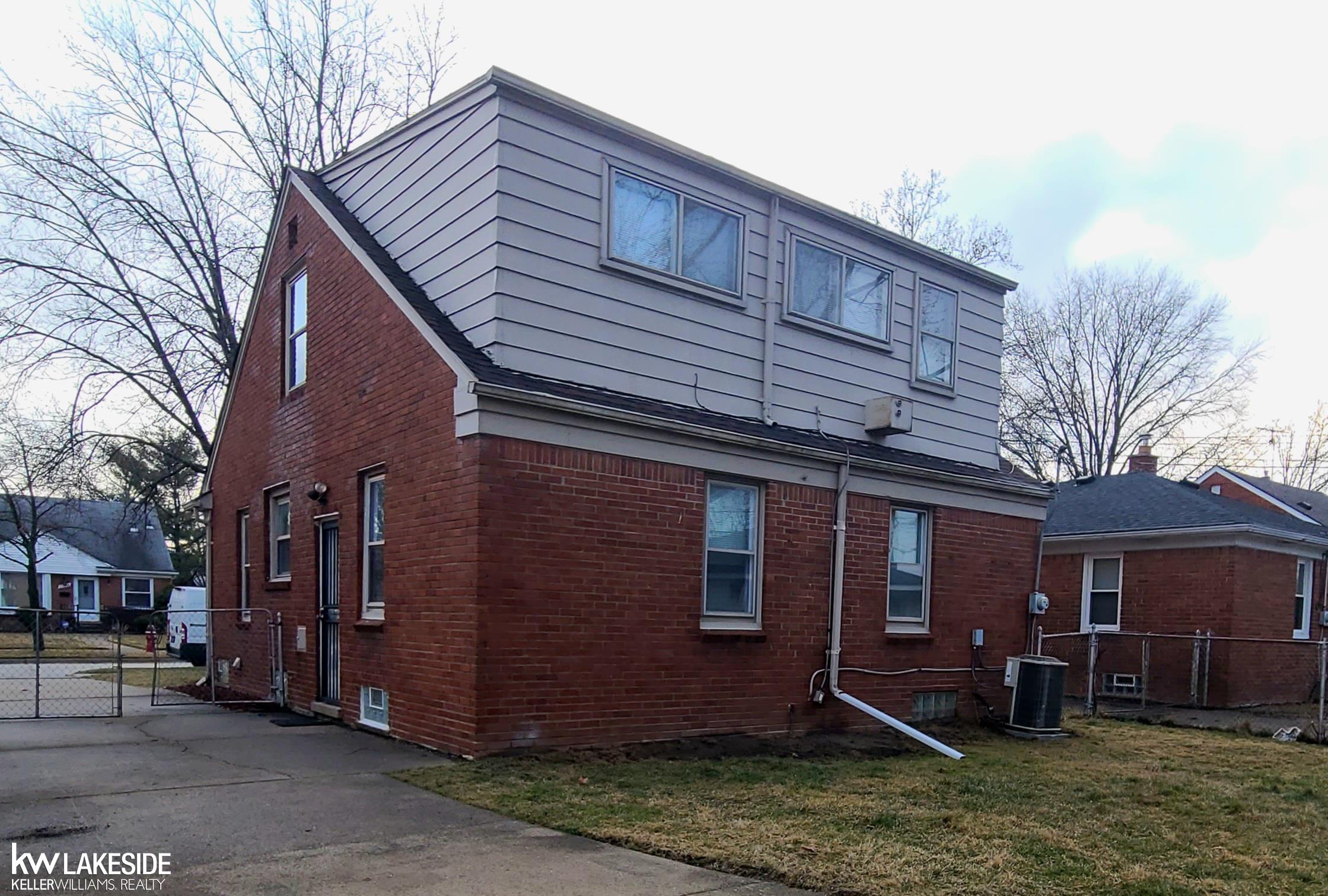 21247 Newcastle Road Harper Woods, MI 48225 - Photo 6 of 34