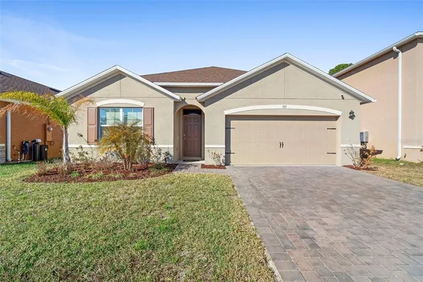 a view of a front of house with a yard