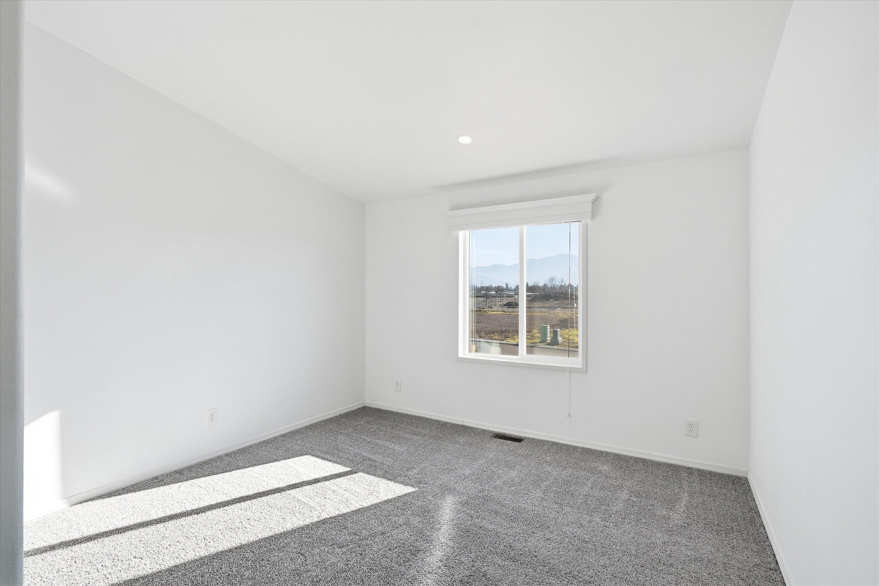 300 Luman Road, Unit 197 Phoenix, OR 97535 - Photo 16 of 26 an empty room with a window