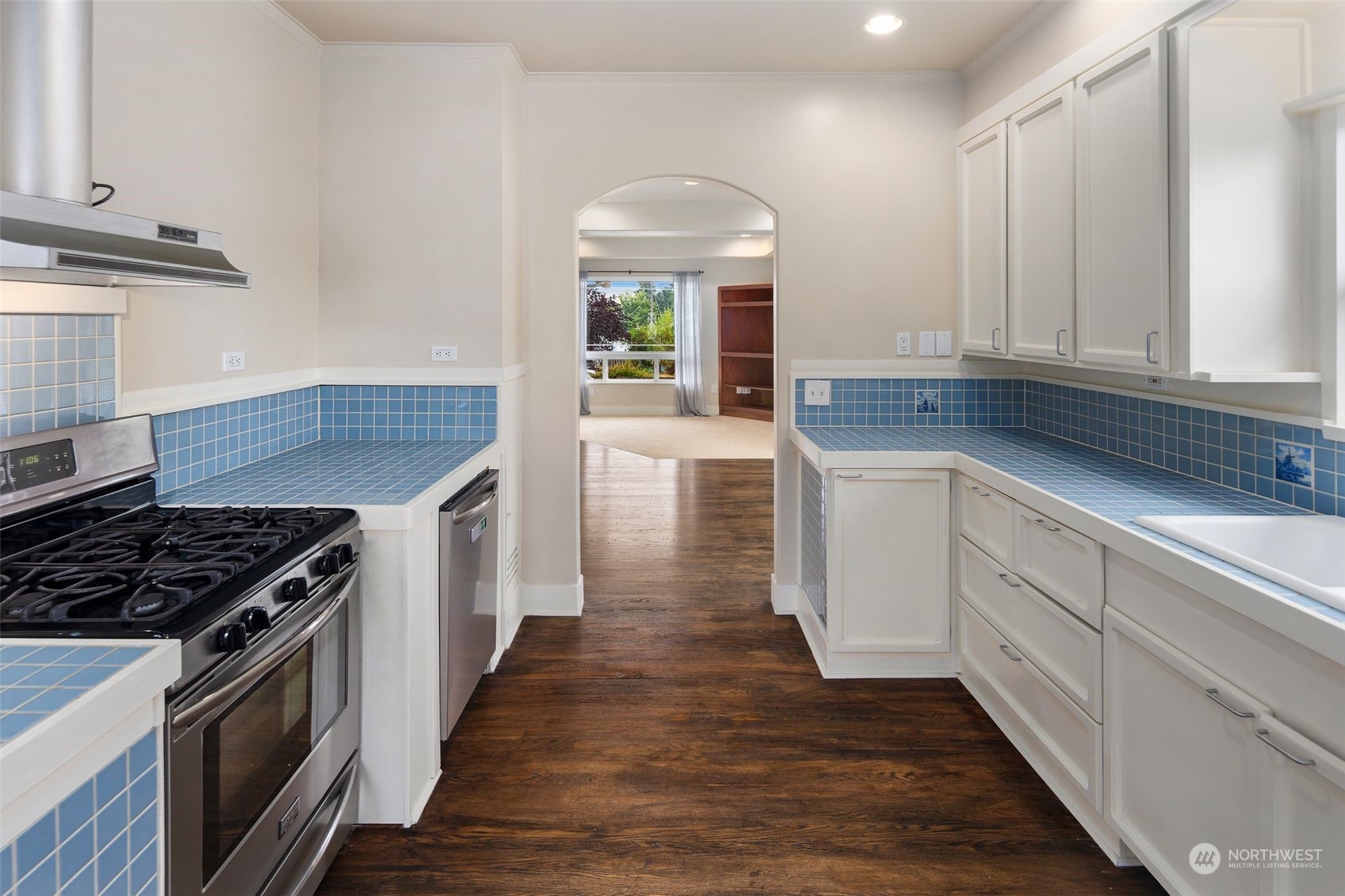 1524 Rockefeller Avenue Everett, WA 98201 - Photo 16 of 37 a kitchen with granite countertop a stove and a sink