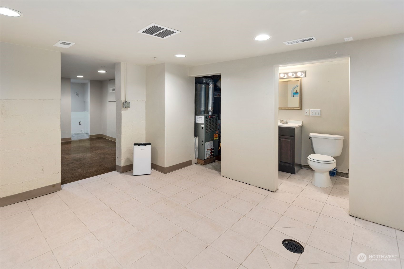 1524 Rockefeller Avenue Everett, WA 98201 - Photo 24 of 37 a view of a bathroom with a shower and a toilet