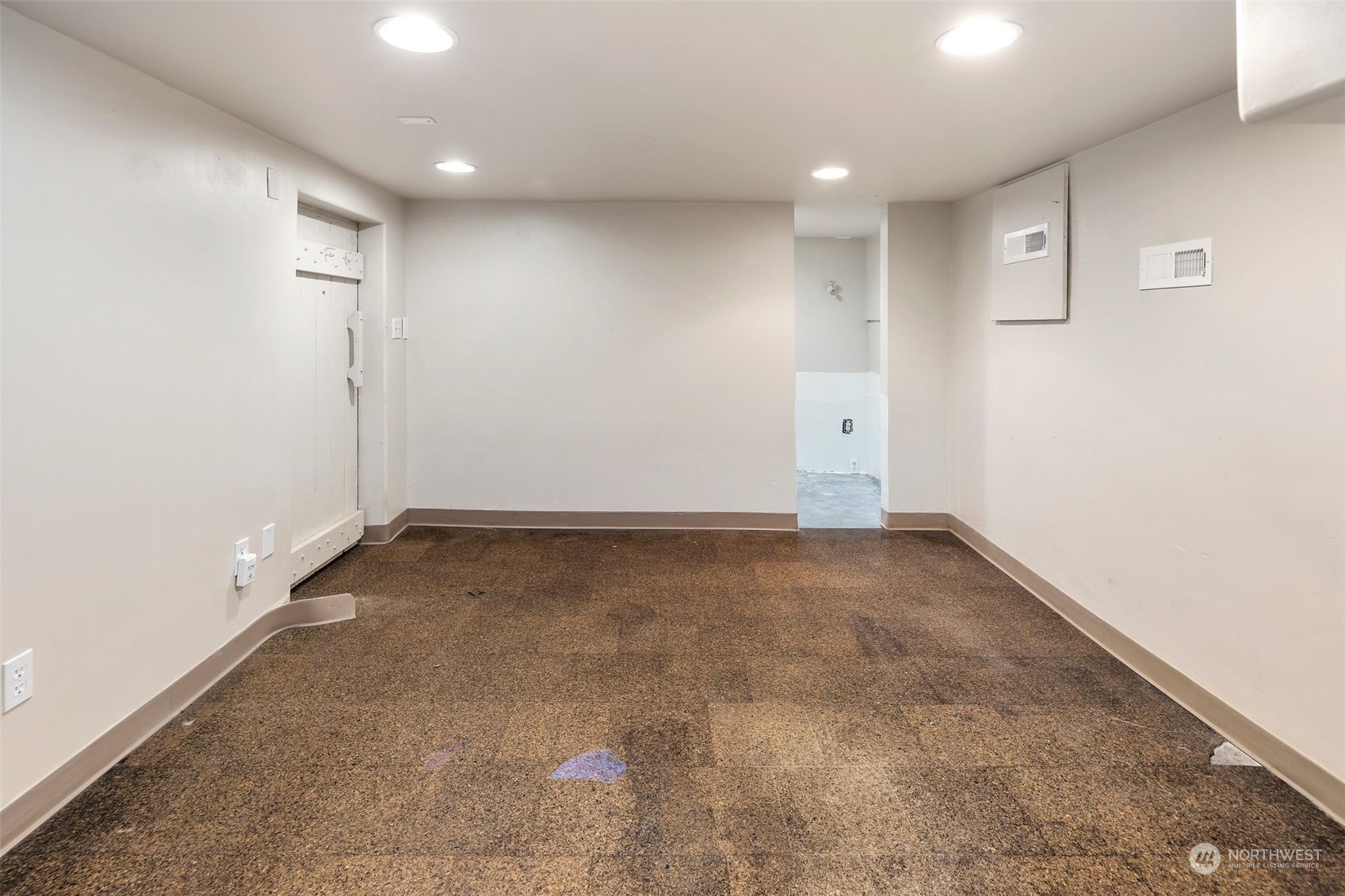 1524 Rockefeller Avenue Everett, WA 98201 - Photo 26 of 37 an empty room with entrance and mirror