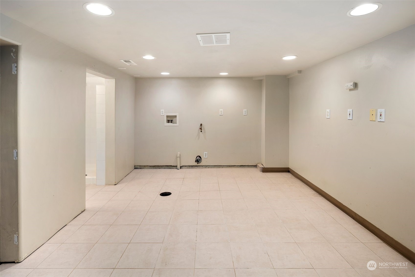 1524 Rockefeller Avenue Everett, WA 98201 - Photo 27 of 37 an empty room with white walls and windows
