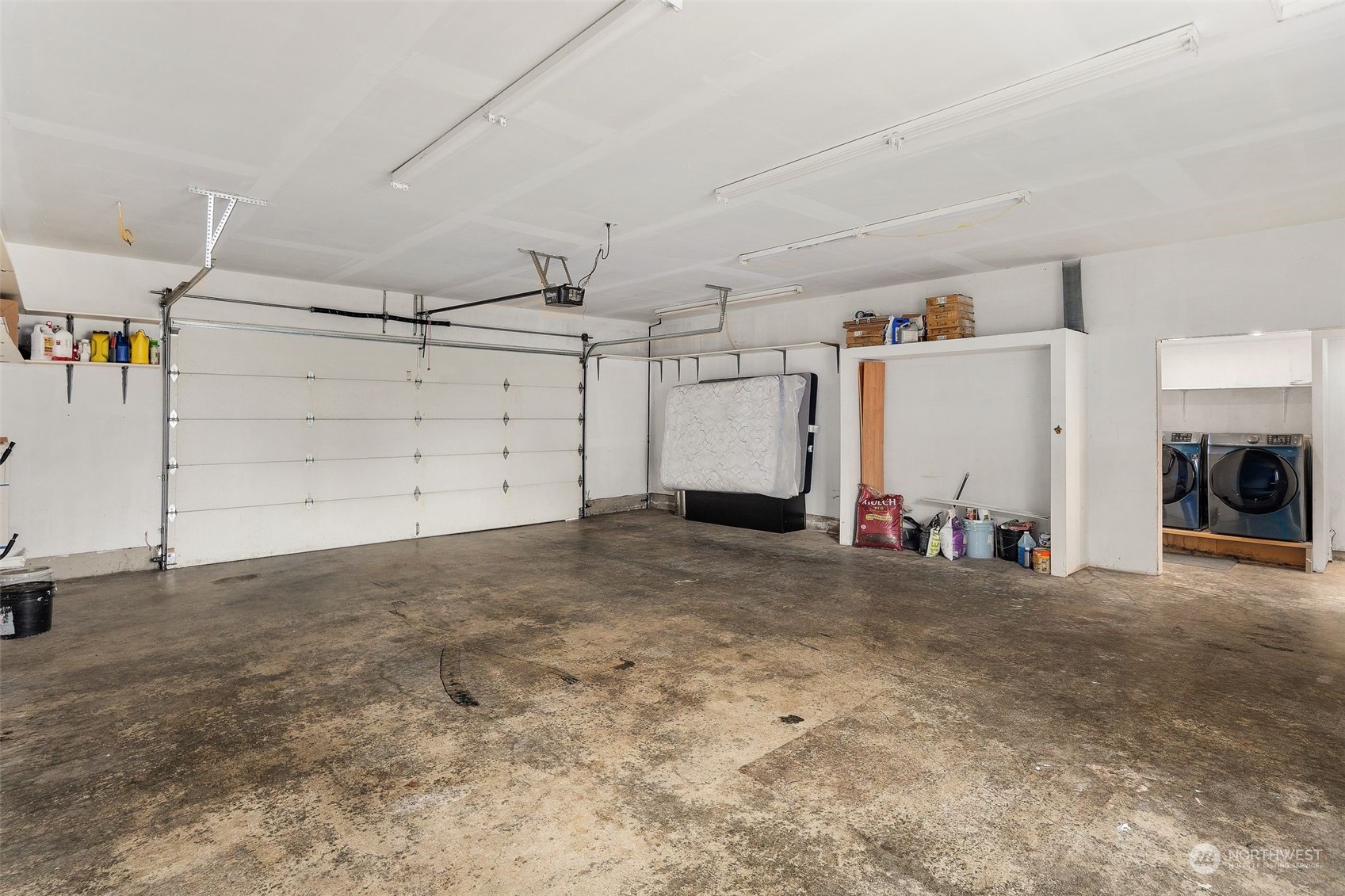 1524 Rockefeller Avenue Everett, WA 98201 - Photo 29 of 37 a view of a garage