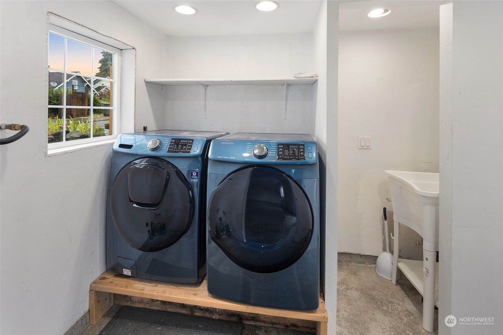 1524 Rockefeller Avenue Everett, WA 98201 - Photo 31 of 37 a utility room with dryer and washer