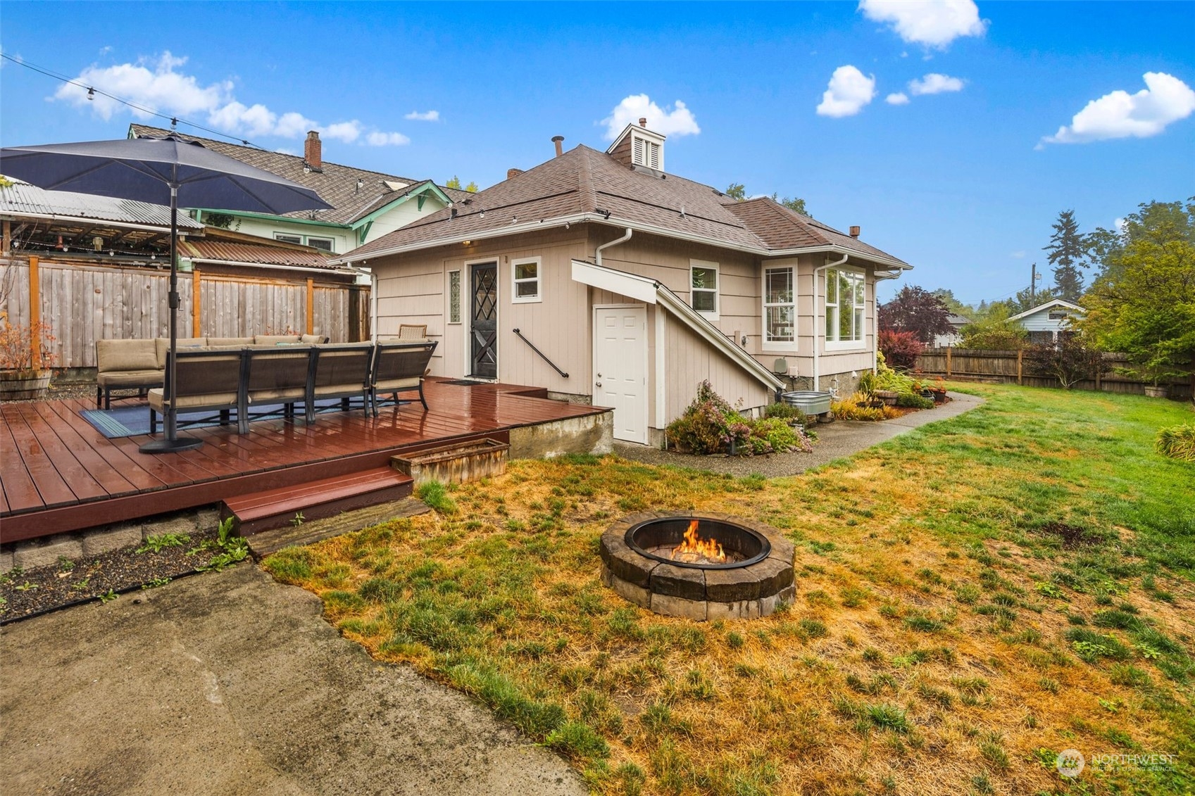 1524 Rockefeller Avenue Everett, WA 98201 - Photo 33 of 37 a view of a house with backyard and sitting area
