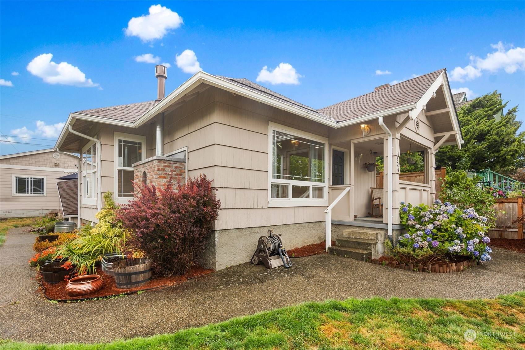 1524 Rockefeller Avenue Everett, WA 98201 - Photo 35 of 37 a front view of a house with a yard