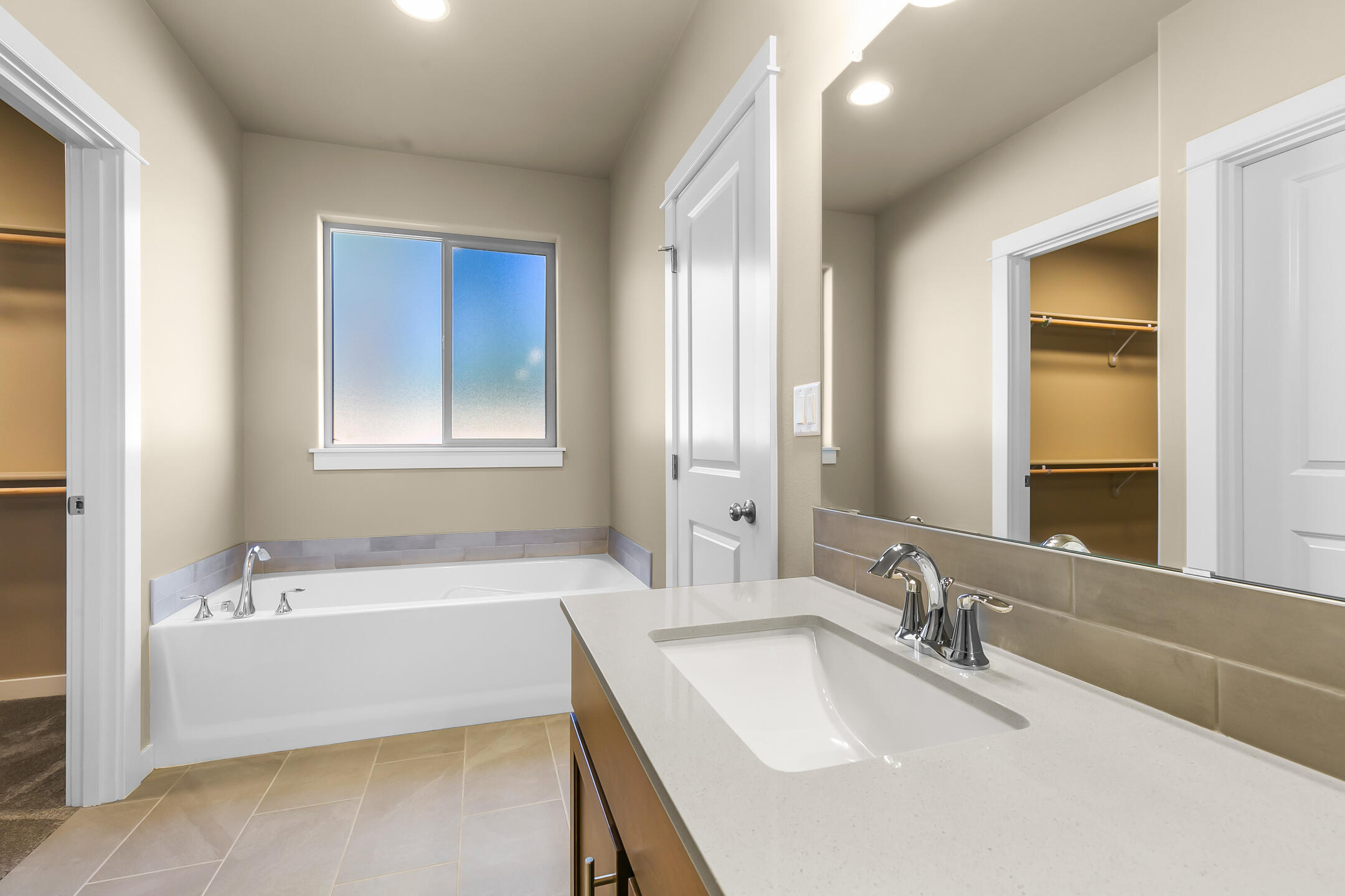 17144 Downey Road Bend, OR 97707 - Photo 37 of 41 Soaking tub in Master