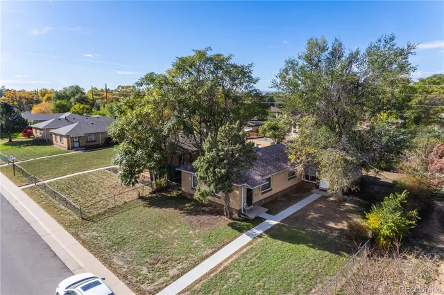 a view of a backyard