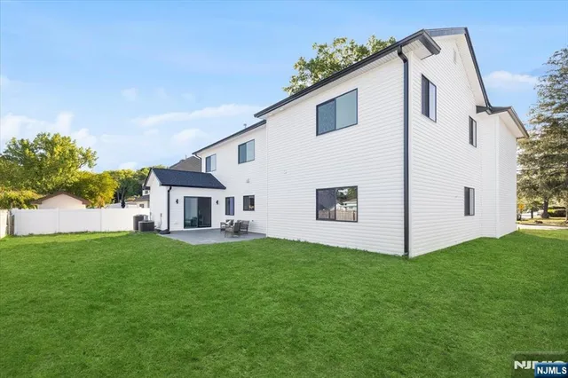 $1,238,800 | 27 Sullivan Drive, Emerson, NJ 07630