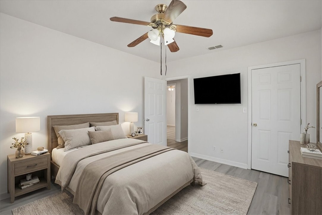 1601 Owens Avenue Three Rivers, TX 78071 - Photo 18 of 34 a bedroom with a bed and a flat screen tv