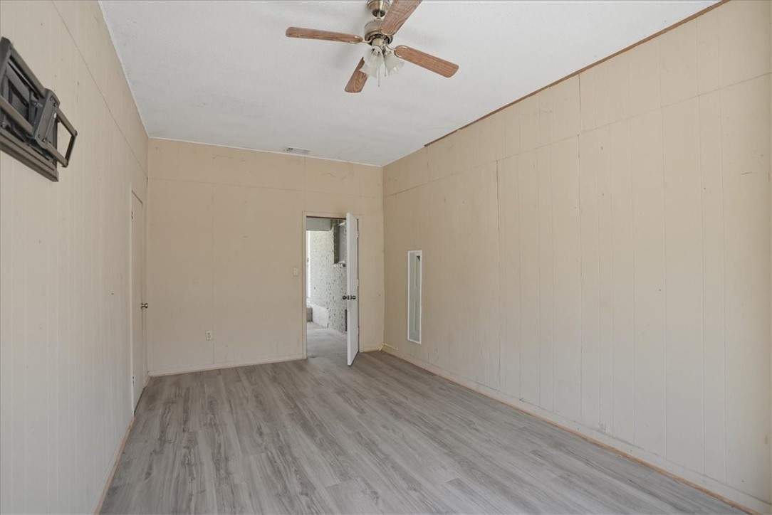 1601 Owens Avenue Three Rivers, TX 78071 - Photo 23 of 34 a view of a room with wooden floor and ceiling fan
