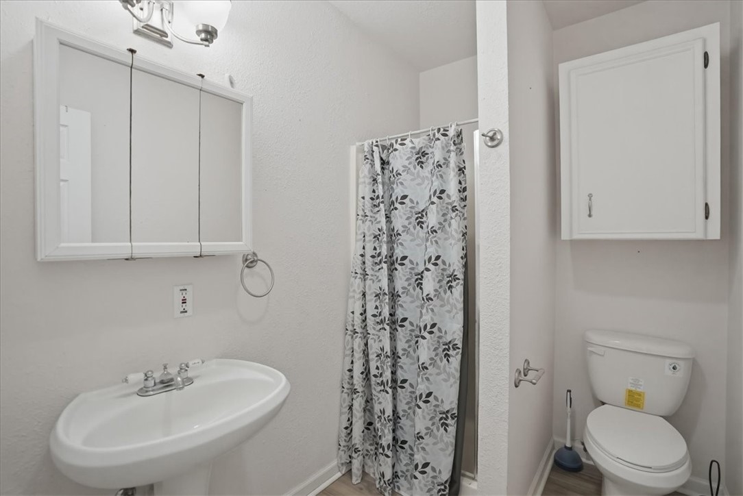 1601 Owens Avenue Three Rivers, TX 78071 - Photo 27 of 34 a bathroom with a toilet sink and shower