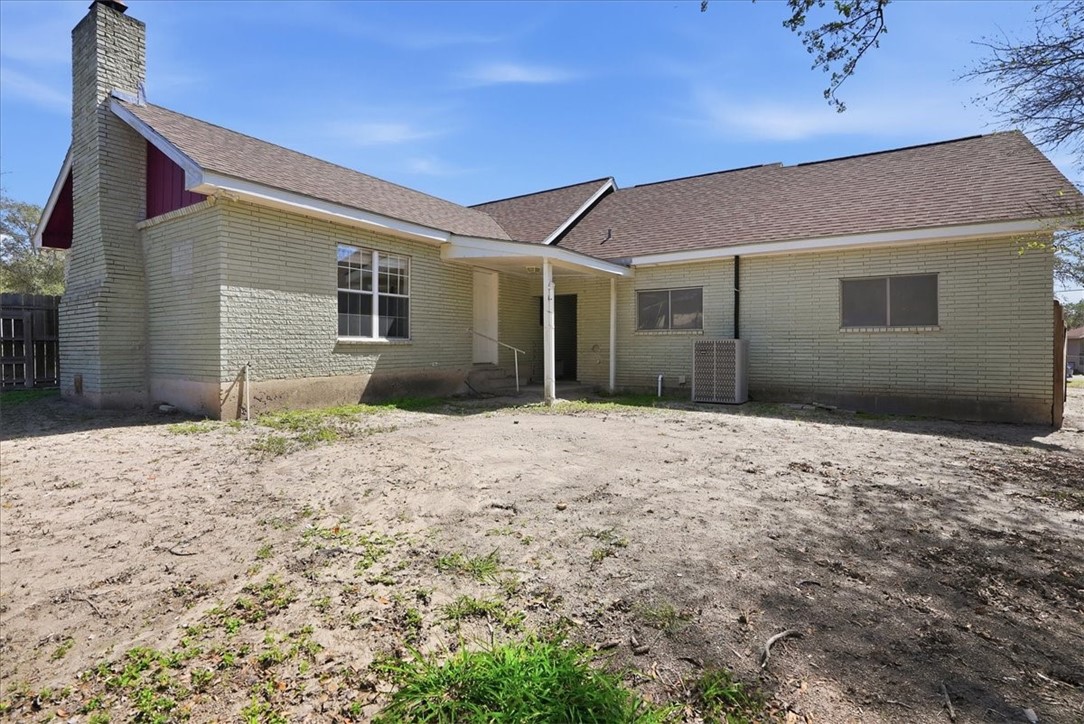 1601 Owens Avenue Three Rivers, TX 78071 - Photo 30 of 34 a front view of a house with a yard