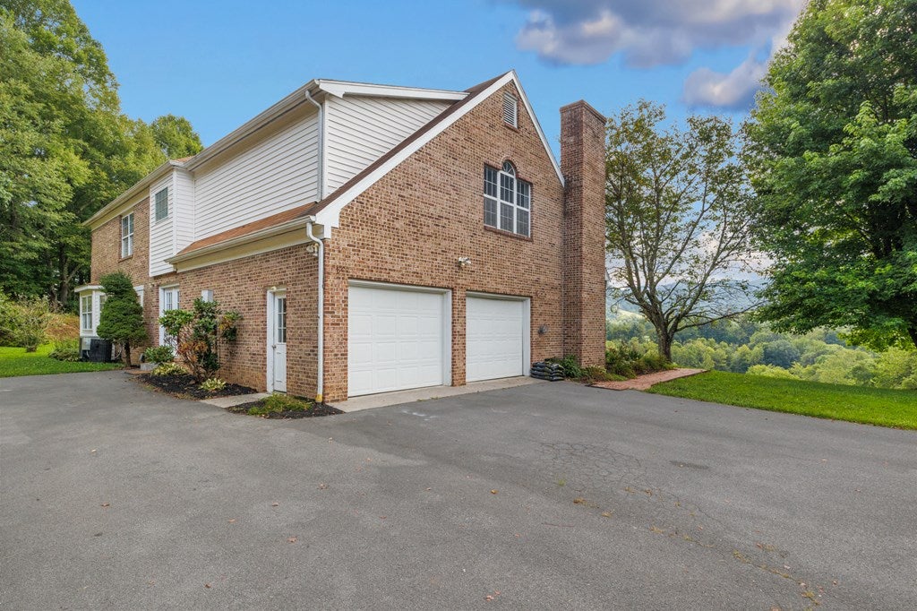 536 Mountain Road Cedar Bluff, VA 24609 - Photo 4 of 46 Gallery Image 4