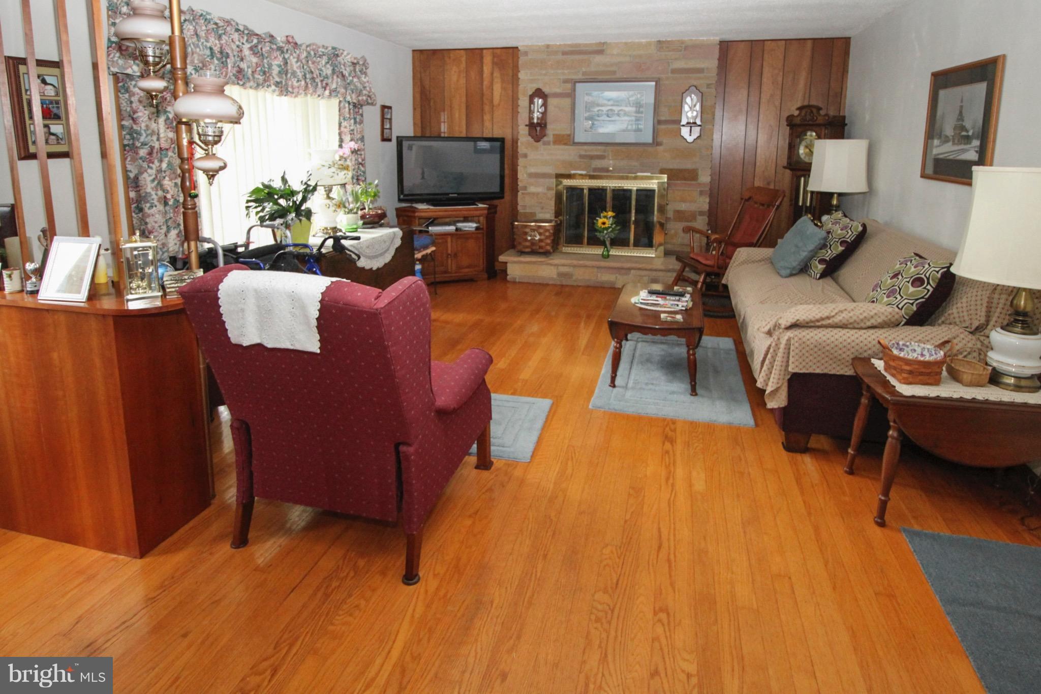 227 Hebb Road Hagerstown, MD 21740 - Photo 2 of 14 Living Room