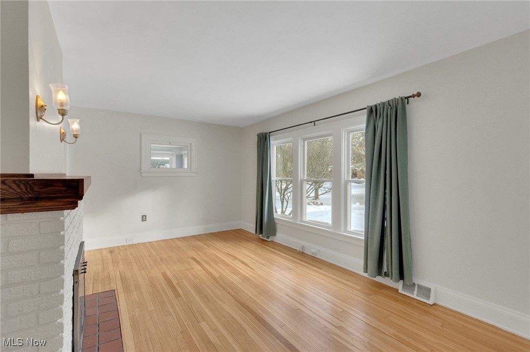 2542 Queenston Road Cleveland, OH 44118 - Photo 6 of 36