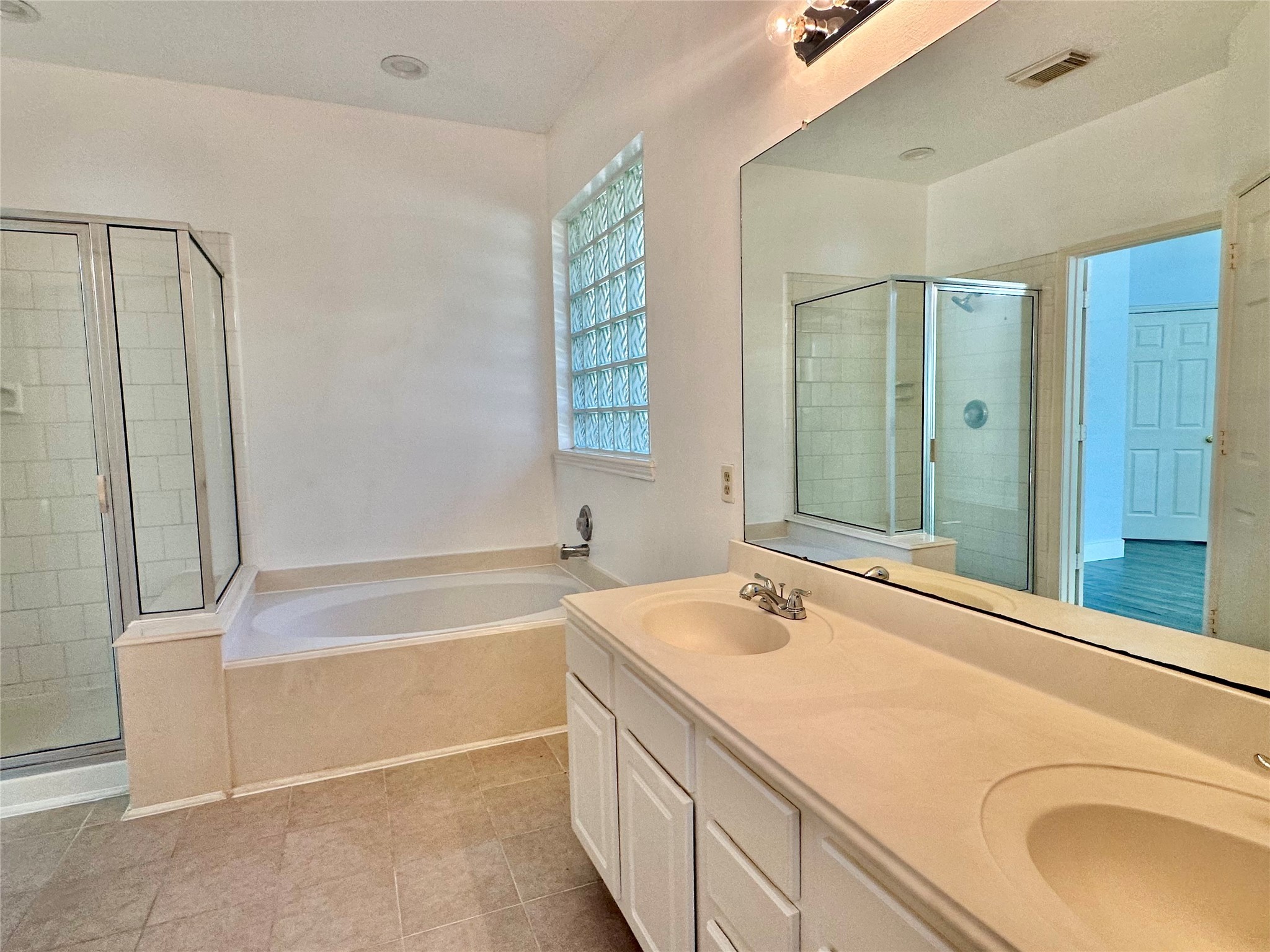 18 South Willow Point Circle Spring, TX 77382 - Photo 12 of 27 a bathroom with a tub sink and mirror
