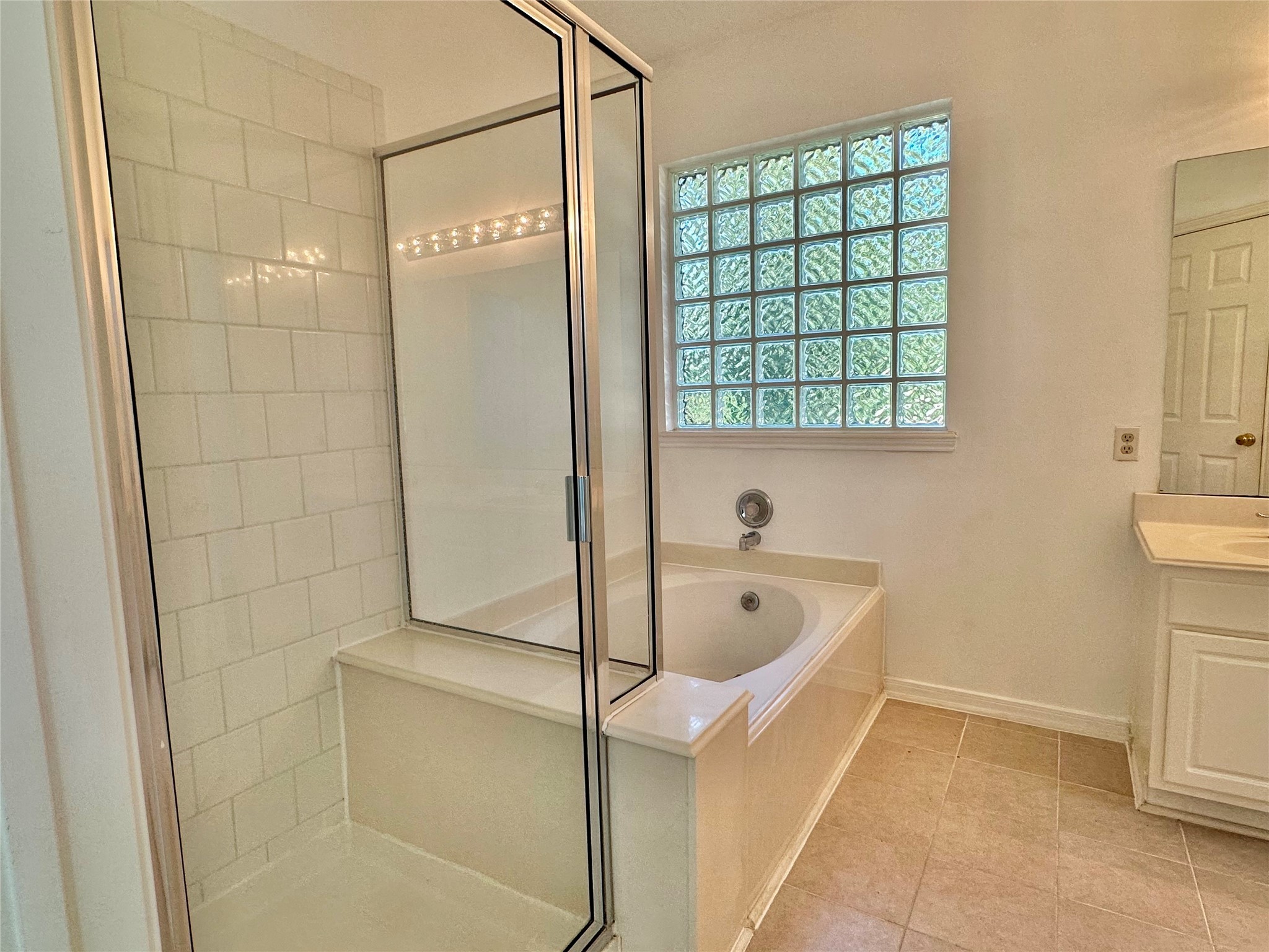 18 South Willow Point Circle Spring, TX 77382 - Photo 13 of 27 a bathroom with a tub shower and window