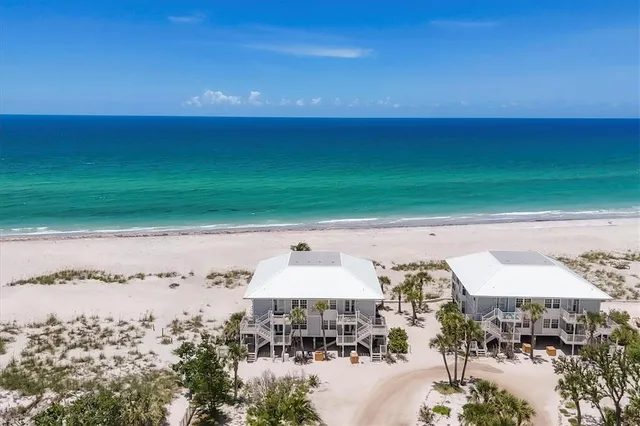 a view of a yard with a house