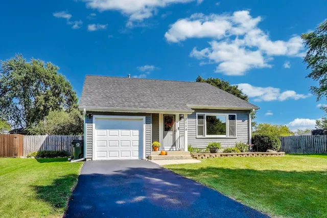 $2,400 | 3114 Timber Hill Lane, Aurora, IL 60504