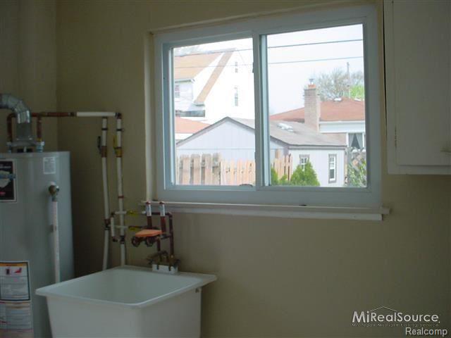 8477 Toepfer Road Warren, MI 48089 - Photo 7 of 11 7.JPG