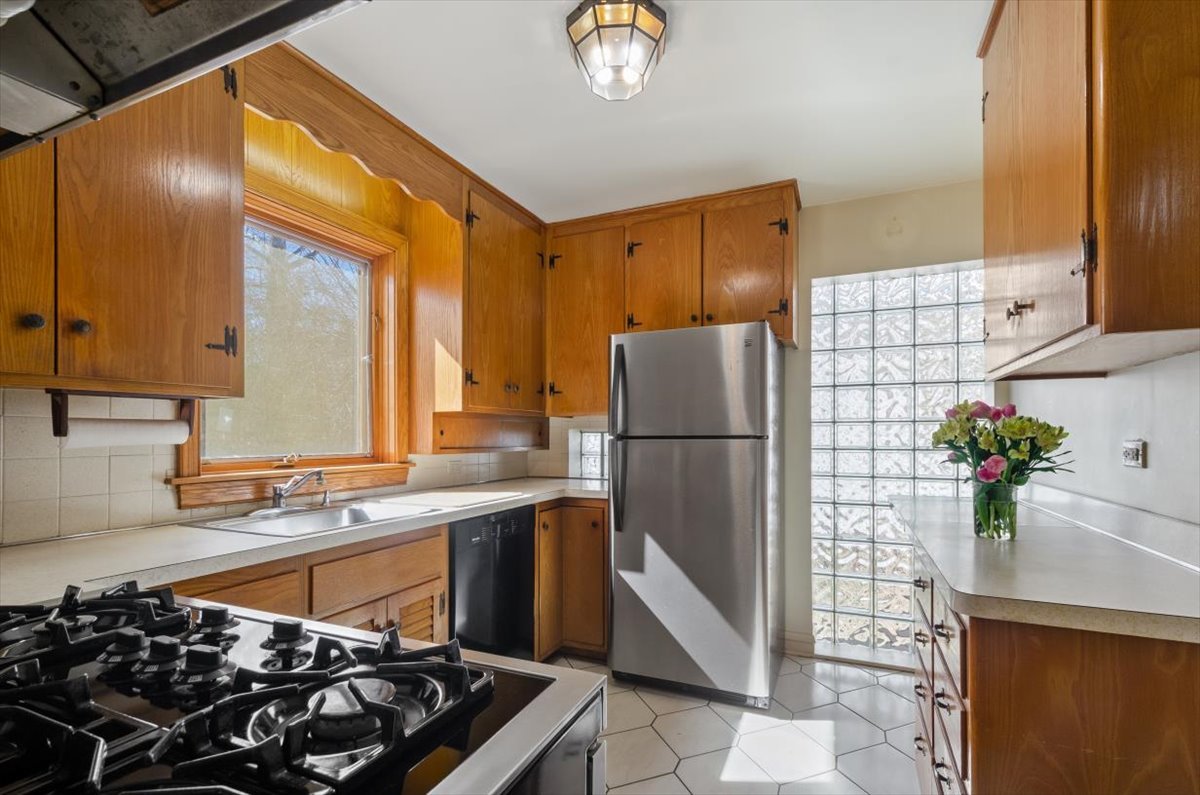 2810 Simpson Street Evanston, IL 60201 - Photo 8 of 22