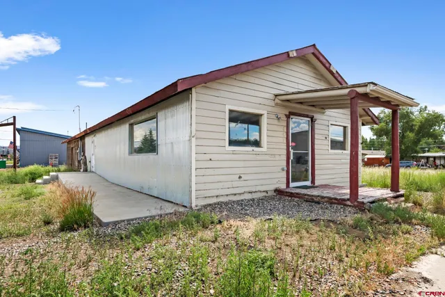 a view of a house with backyard and garden