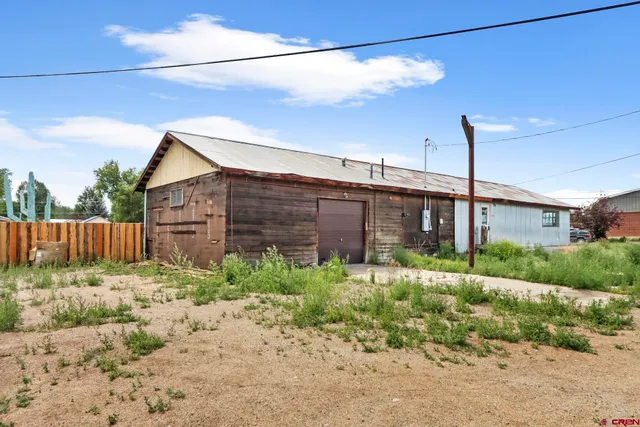 a view of a back yard